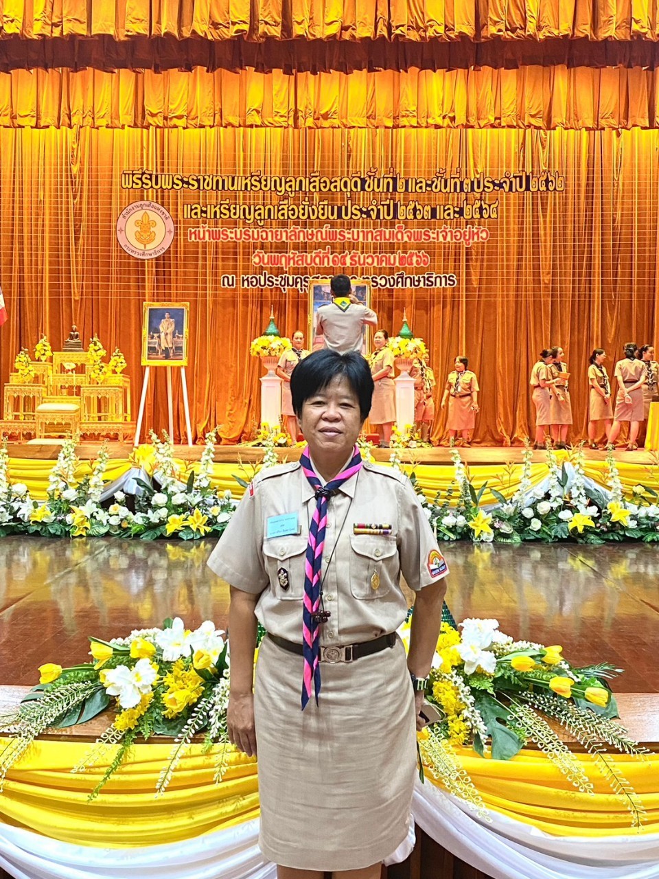นางสาวศิริยา  อินทกาโมทย์ ผุ้อำนวยการโรงเรียนวัดแม่กะ ร่วมพิธีรับมอบเหรียญลูกเสือสดุดีพระราชทานชั้นที่ 2 และชั้นที่ 3  ประจำปี 2562 และเหรียญลูกเสือยั่งยืนประจำปี 2563-2564 หน้าพระบรมฉายาลักษณ์ พระบาทสมเด็จพระเจ้าอยู่หัว  ณ หอประชุมคุรุสภา กรุงเทพมหานคร